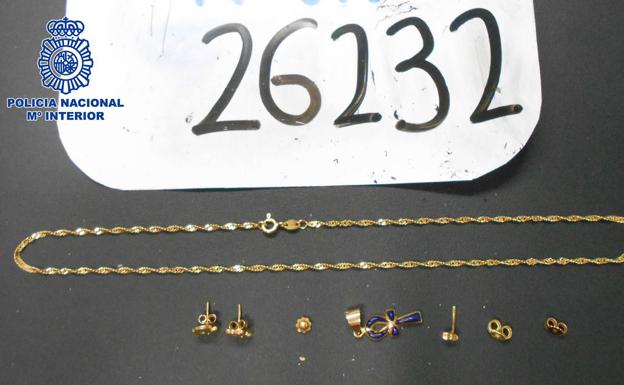 Dos jóvenes detenidos por robar joyas en casa de sus amigas